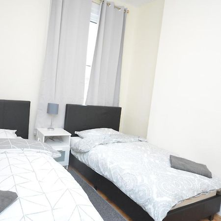 Cheerful 4 Bedroom House In Greater Лондон Экстерьер фото