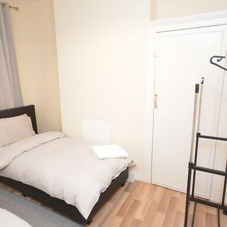 Cheerful 4 Bedroom House In Greater Лондон Экстерьер фото