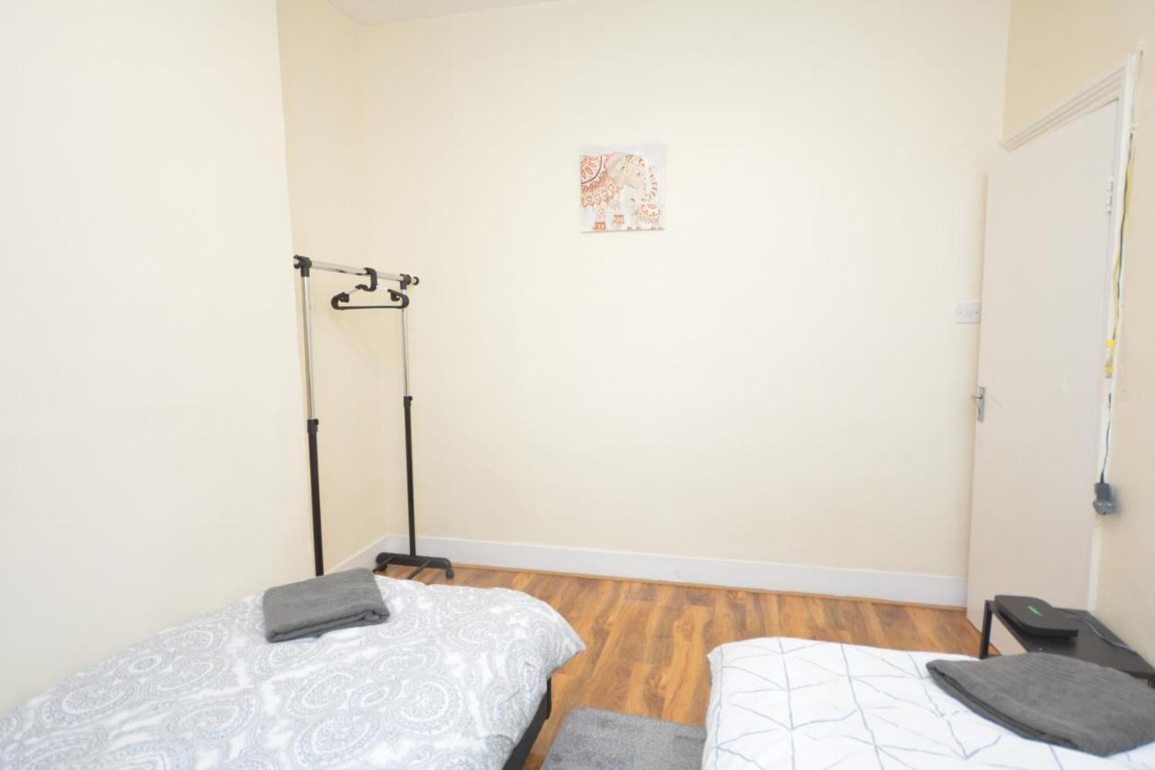 Cheerful 4 Bedroom House In Greater Лондон Экстерьер фото