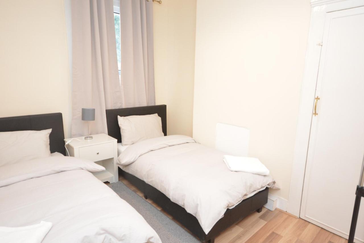 Cheerful 4 Bedroom House In Greater Лондон Экстерьер фото