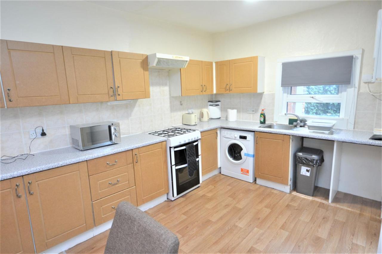 Cheerful 4 Bedroom House In Greater Лондон Экстерьер фото