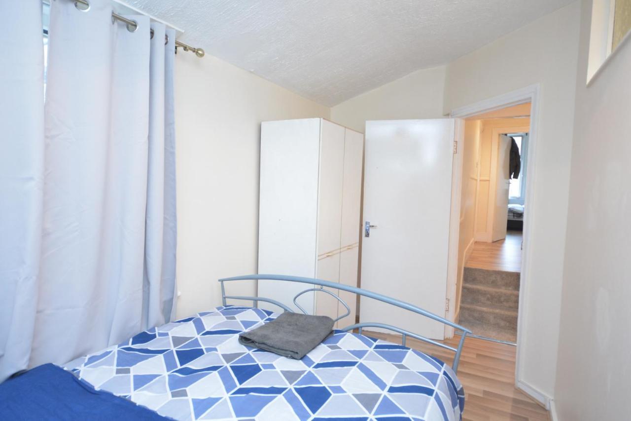 Cheerful 4 Bedroom House In Greater Лондон Экстерьер фото