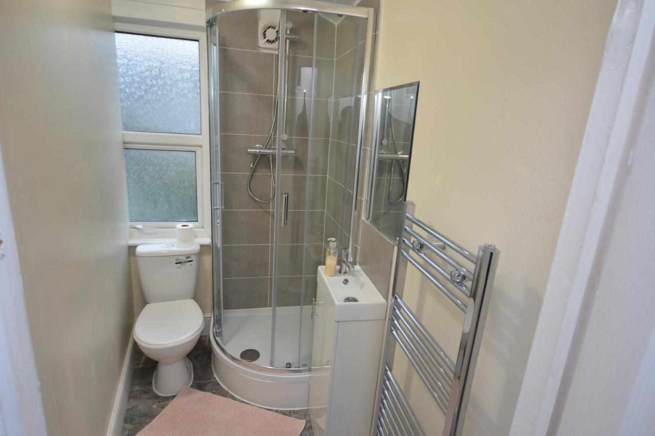 Cheerful 4 Bedroom House In Greater Лондон Экстерьер фото