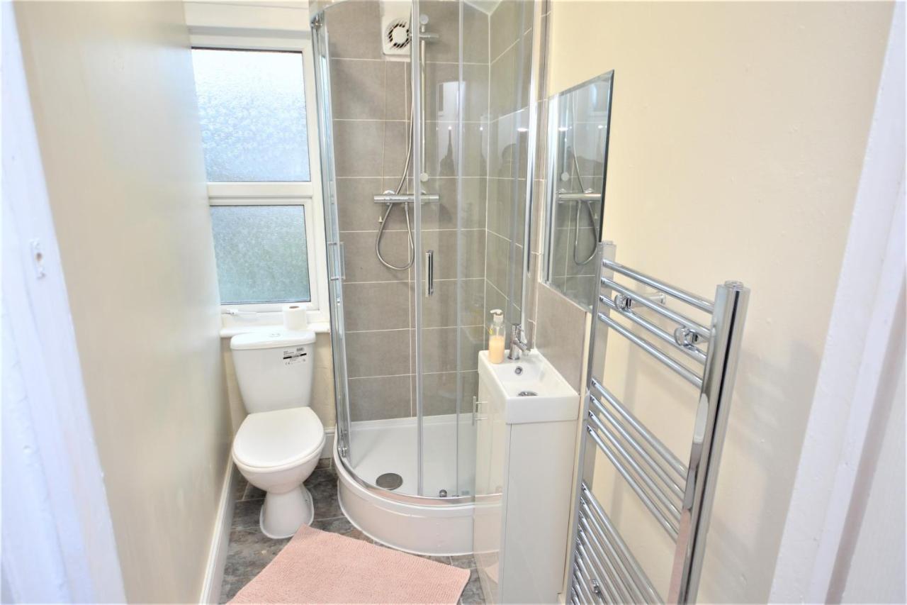 Cheerful 4 Bedroom House In Greater Лондон Экстерьер фото