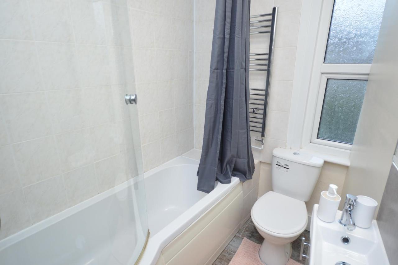 Cheerful 4 Bedroom House In Greater Лондон Экстерьер фото